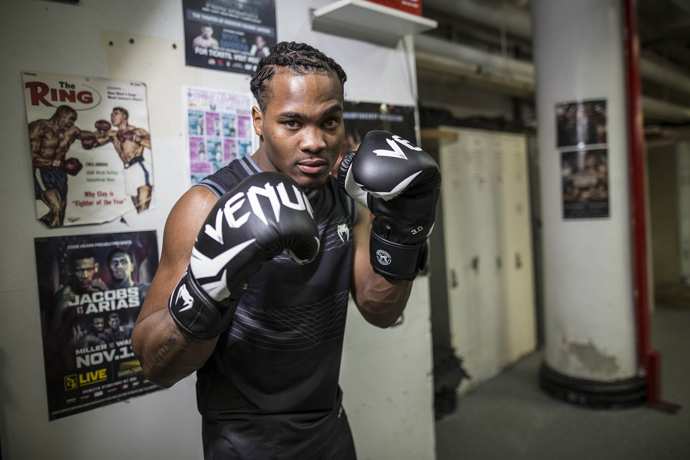 5cdeb5f76d57a_venum.boxerske.rukavice.challenger.3.0.cerna.bila.promo