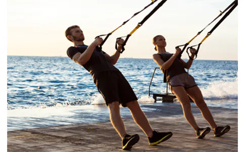 Cvičení s TRX na workoutových hřištích