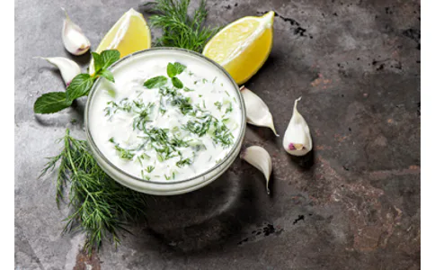 Jogurtovo-tvarohový dip s koprem a vlašskými ořechy