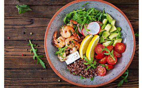 Salát z quinoy plný bílkovin