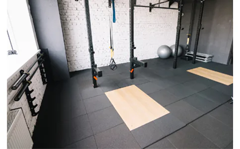 Výběr sportovní podlahy domů i do posilovny