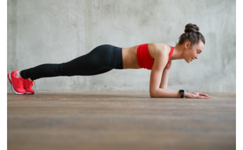 Cvičení na posílení středu těla pro lepší stabilitu a prevenci pádů