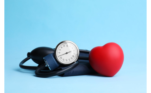 Vysoký krevní tlak: Co ho způsobuje a jak ho přirozeně snížit?