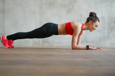 Cvičení na posílení středu těla pro lepší stabilitu a prevenci pádů