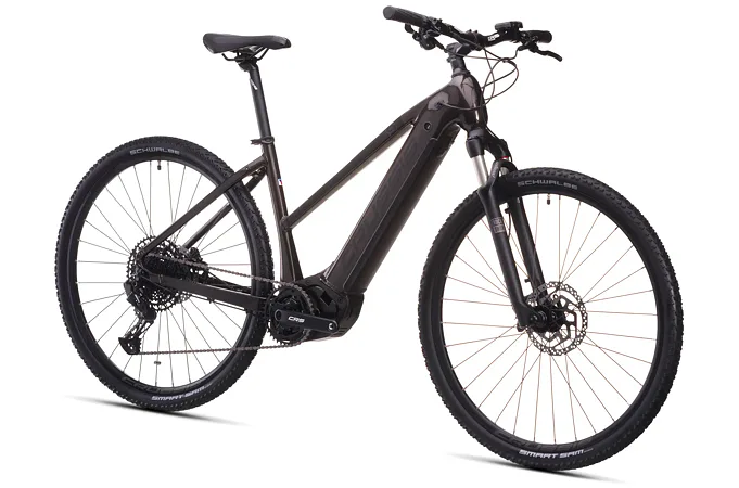 CRUSSIS ONE-Cross low 9.11-715 Wh 18" sivá 2026